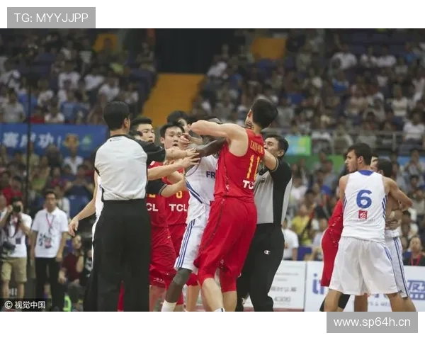 新疆主场球馆漏水比赛中断超40分钟